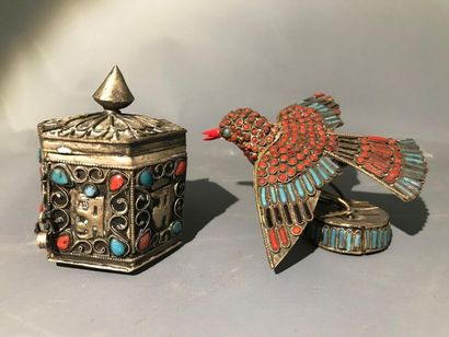TIBET, réunion d'une boite et de trois oiseaux...