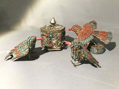 TIBET, réunion d'une boite et de trois oiseaux...