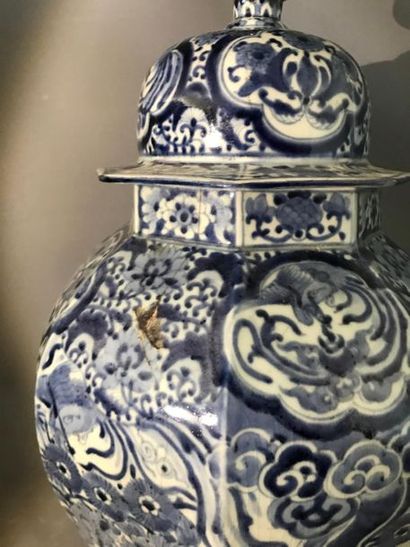 JAPON. Pot à col octogonal, à décor floral...
