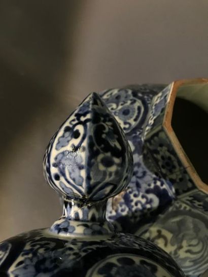 JAPON. Pot à col octogonal, à décor floral...