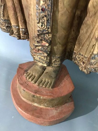 Buddha en bois doré, décor à inscrustations...