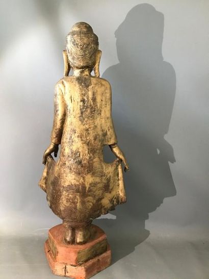 Buddha en bois doré, décor à inscrustations...
