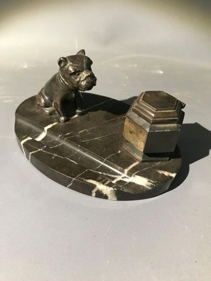Encier en métal sur socle en pierre figurant...