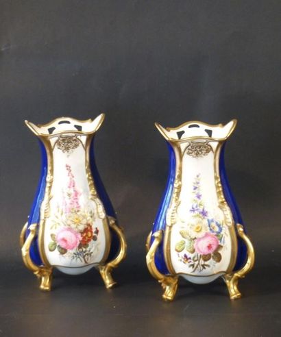 Paire de vases cornets en porcelaine polychrome...