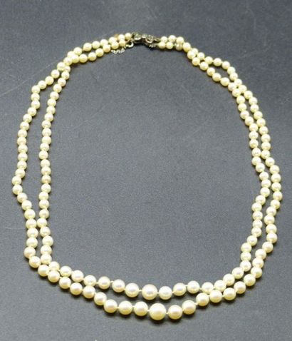 Collier en perles double rangs.
Collier en...