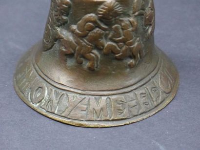 Cloche en bronze patiné à fretel anthropomorphe,...