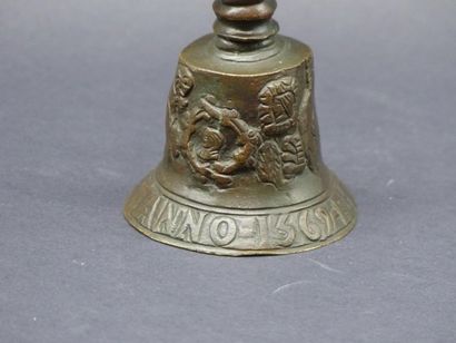 Cloche en bronze patiné à fretel anthropomorphe,...