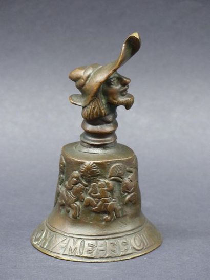 Cloche en bronze patiné à fretel anthropomorphe,...