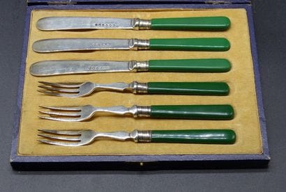 3 couverts en métal doré. 
Suite de 3 petits...