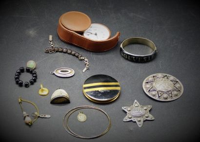 Réunion de bijoux fantaisie dont deux broches...