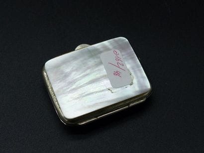 Petit porte-pièces en métal argenté et nacre....