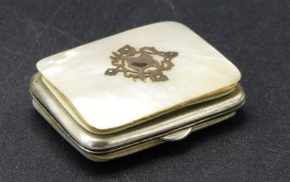 Petit porte-pièces en métal argenté et nacre....