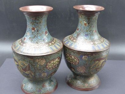 CHINE. Paire de vases potiches en émaux cloisonnés....