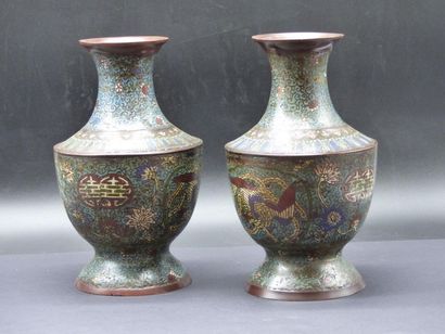 CHINE. Paire de vases potiches en émaux cloisonnés....