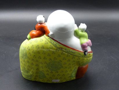 CHINE. XX° siècle. Magot aux enfants en porcelaine...
