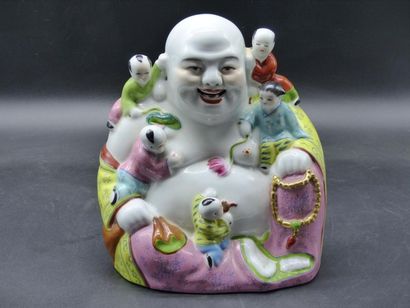 CHINE. XX° siècle. Magot aux enfants en porcelaine...