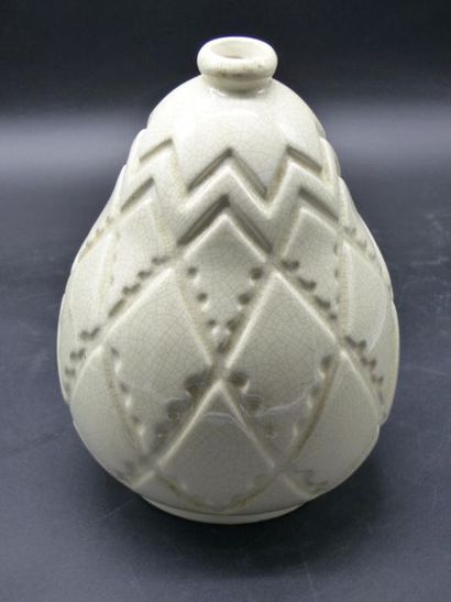 SAINT CLEMENT. Vase piriforme en faïence...