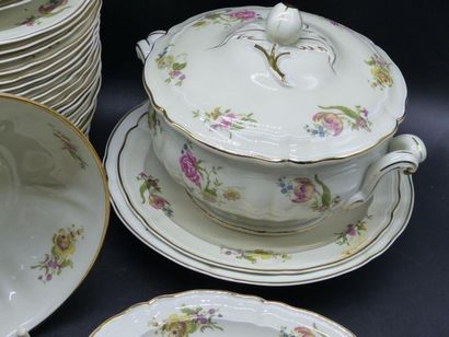 Bernardaud à Limoges. Partie de service en...