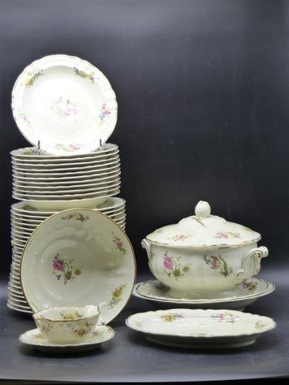 Bernardaud à Limoges. Partie de service en...