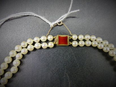 Collier de perles double rang. Fermoir or...