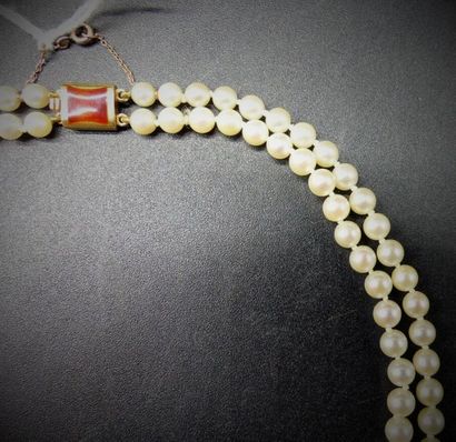 Collier de perles double rang. Fermoir or...