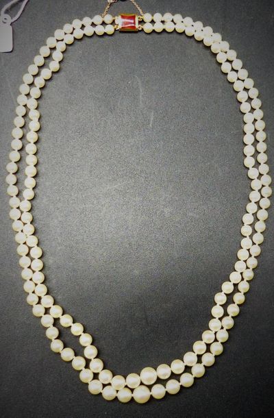 Collier de perles double rang. Fermoir or...