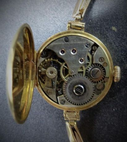 Montre de col en or guilloché et métal. Revers...