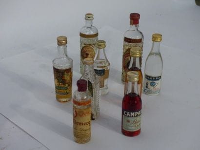 Environ 60 mignonnettes Rhum et Anis 
Réunion...