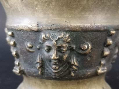 Mortier et son pilon en fonte de fer, à décor...