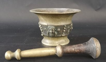 Mortier et son pilon en fonte de fer, à décor...