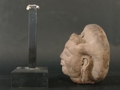 Tête de divinité en terre cuite
Asie, tête...