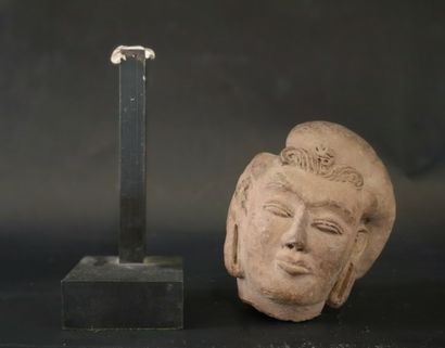 Tête de divinité en terre cuite
Asie, tête...