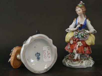 Paire de sujet en porcelaine polychrome,...