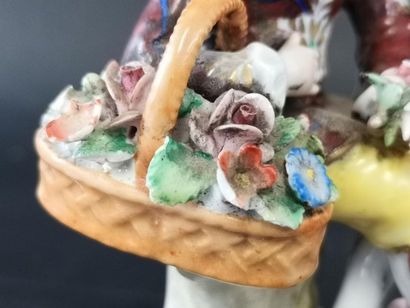 Paire de sujet en porcelaine polychrome,...
