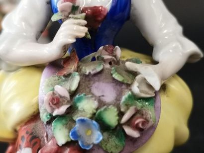 Paire de sujet en porcelaine polychrome,...