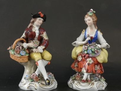 Paire de sujet en porcelaine polychrome,...