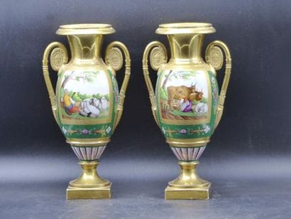 Paire de vases en porcelaine de Paris, 
PARIS....