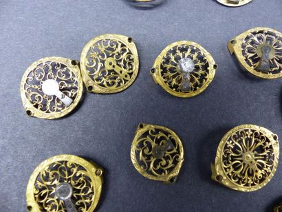 13 roues de montres. 
Réunion de13 coqs de...