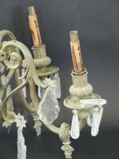Lustre en fer forgé et pampilles de cristal
Lustre...