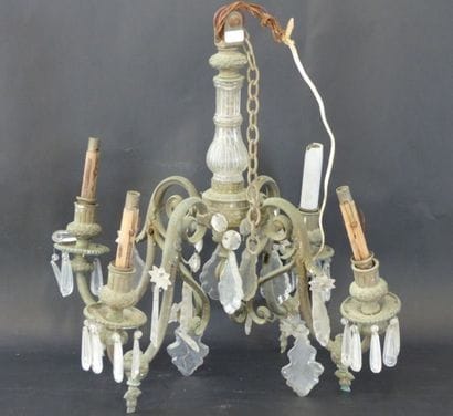 Lustre en fer forgé et pampilles de cristal
Lustre...