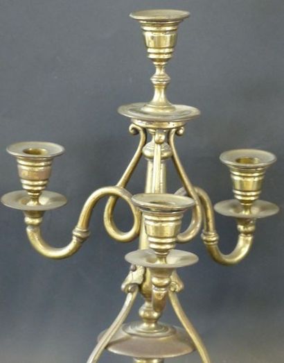 Paire de chandeliers en laiton à quatre lumières....