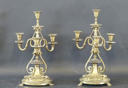 Paire de chandeliers en laiton à quatre lumières....