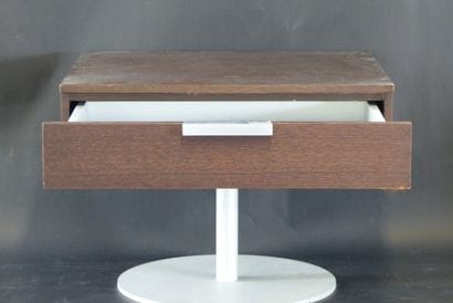 Table de nuit moderne en bois et métal reposant...