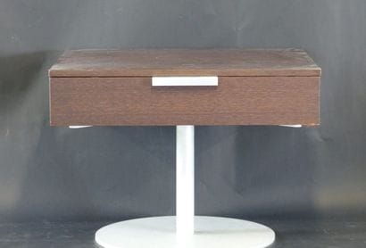 Table de nuit moderne en bois et métal reposant...