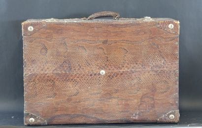 Grande valise en lézard, circa 1930. Dimensions:...