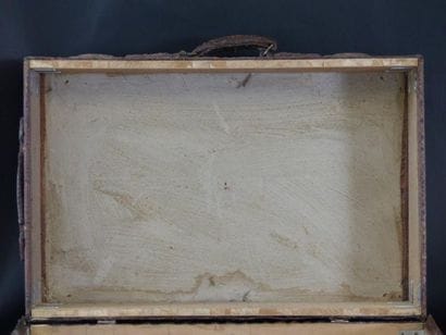 Grande valise en lézard, circa 1930. Dimensions:...