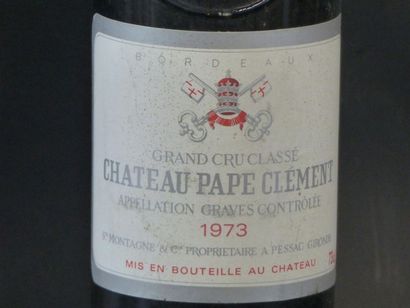Une bouteille de bordeaux, Château Pape Clément,...