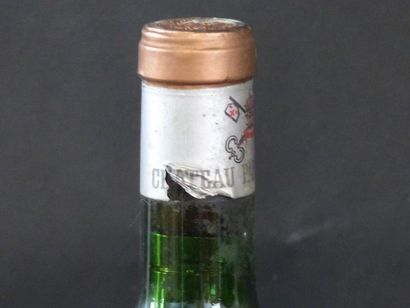 Une bouteille de bordeaux, Château Pape Clément,...
