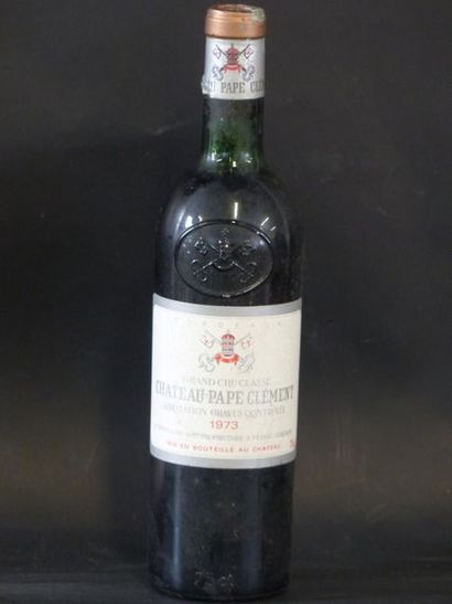Une bouteille de bordeaux, Château Pape Clément,...