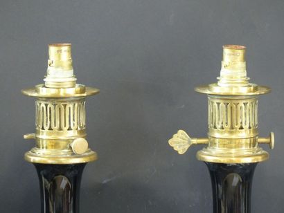Paire de lampes à pétrole en porcelaine noir...